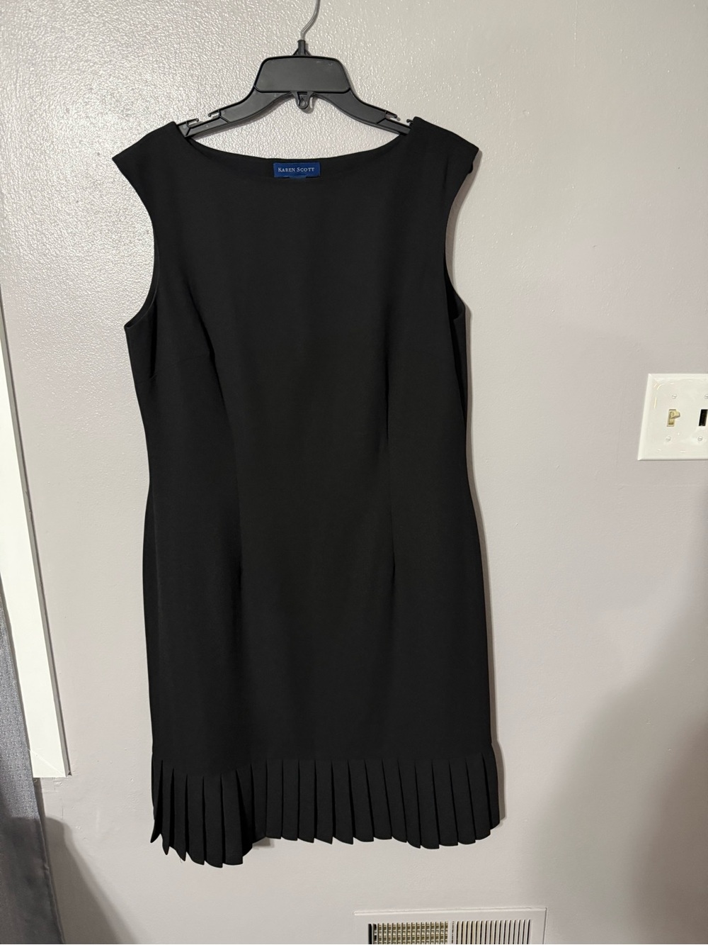 Karen Scott Black Sleeveless Sheath Dress with Pleated Hem